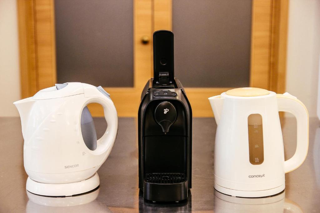 Příslušenství pro přípravu čaje a kávy v ubytování Apartmánový komplex Dagmar