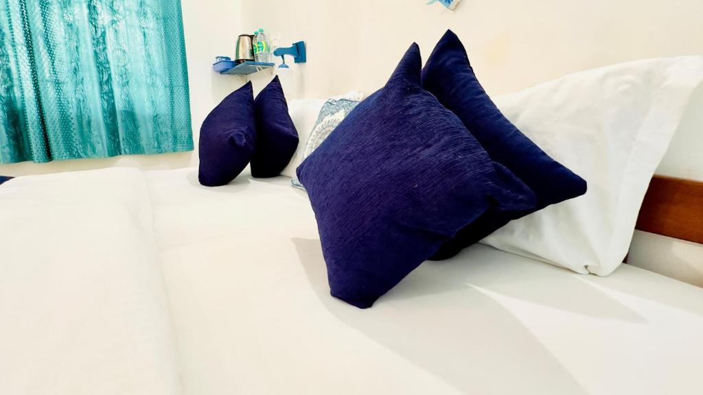 Postel nebo postele na pokoji v ubytování Omkar wellness inn