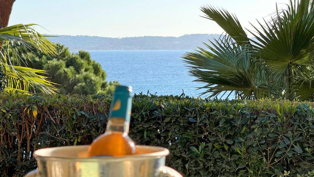 - une brosse à dents dans un pot avec vue sur l'océan dans l'établissement Massilia 18, à Sainte-Maxime