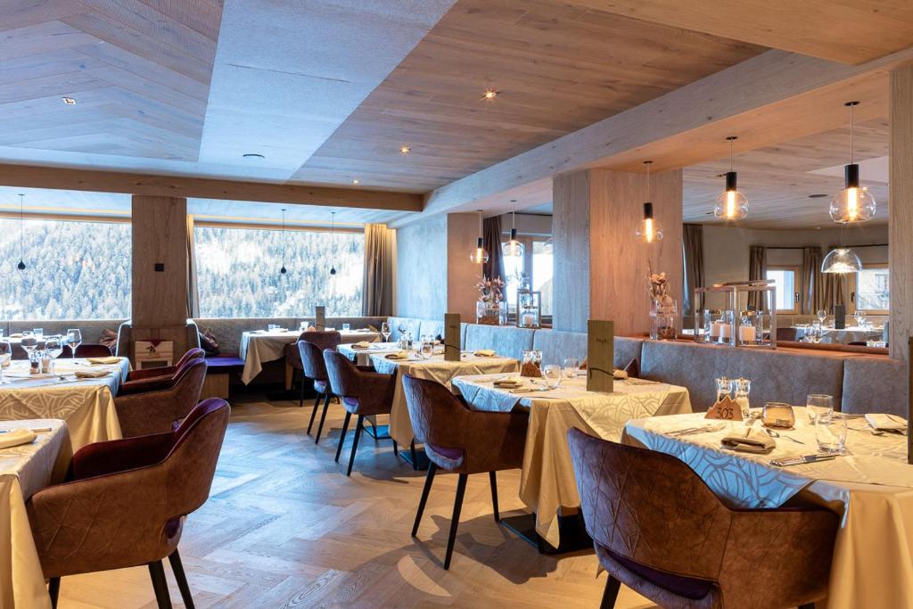 Restaurace v ubytování Mountain Hotel Mezdì