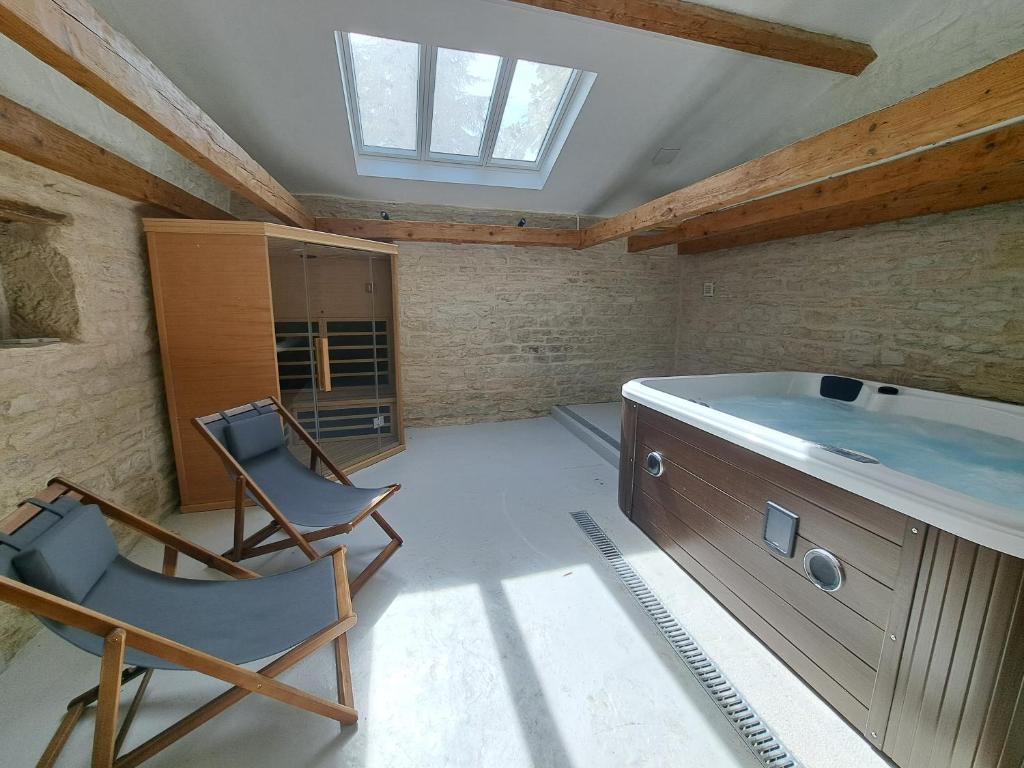 Gambar di galeri bagi Ferme spacieuse climatisée, SPA & Pétanque di Ruffey-lès-Beaune