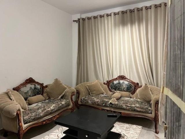 un salon avec deux canapés et une table dans l'établissement Elegant Studio at Celia Compound-New Administrative Capital, à Madīnat al Amal