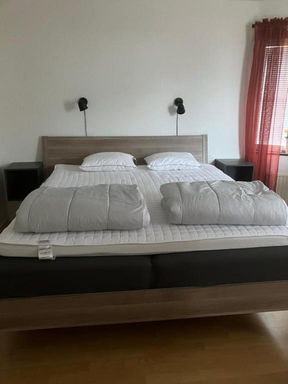 Postel nebo postele na pokoji v ubytování Borgholm Centralt