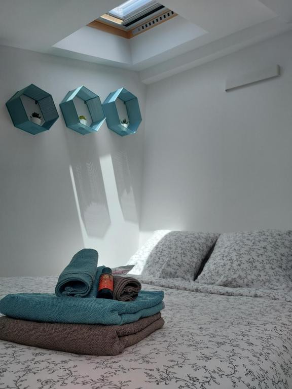 een slaapkamer met een bed met een deken en een bank bij Centre de Nice : Studio rénové, climatisé et calme in Nice