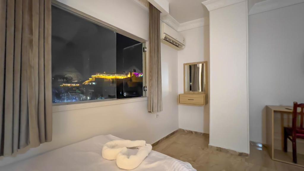 Postel nebo postele na pokoji v ubytování Pyramids Express View Hotel