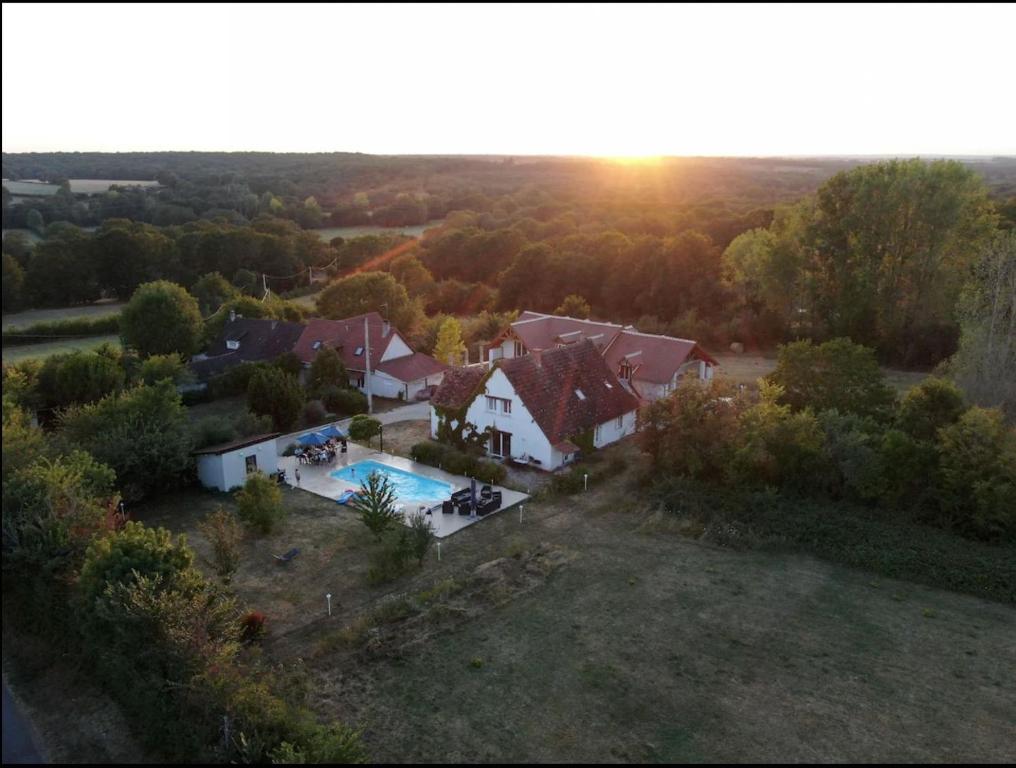 une vue aérienne d'une maison avec piscine dans l'établissement Hameau entier: piscine et discothèque privatives !, à Le Lys-Saint-Georges