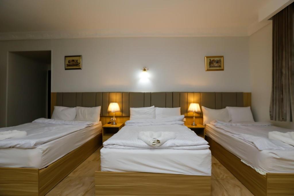 Postel nebo postele na pokoji v ubytování Pyramids Express View Hotel