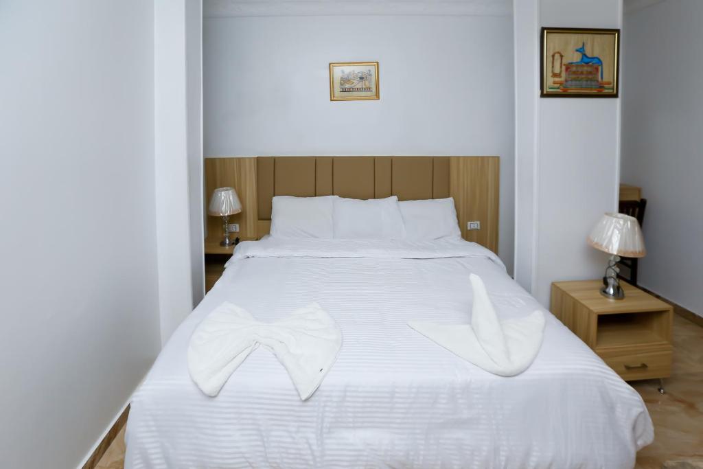 Postel nebo postele na pokoji v ubytování Pyramids Express View Hotel