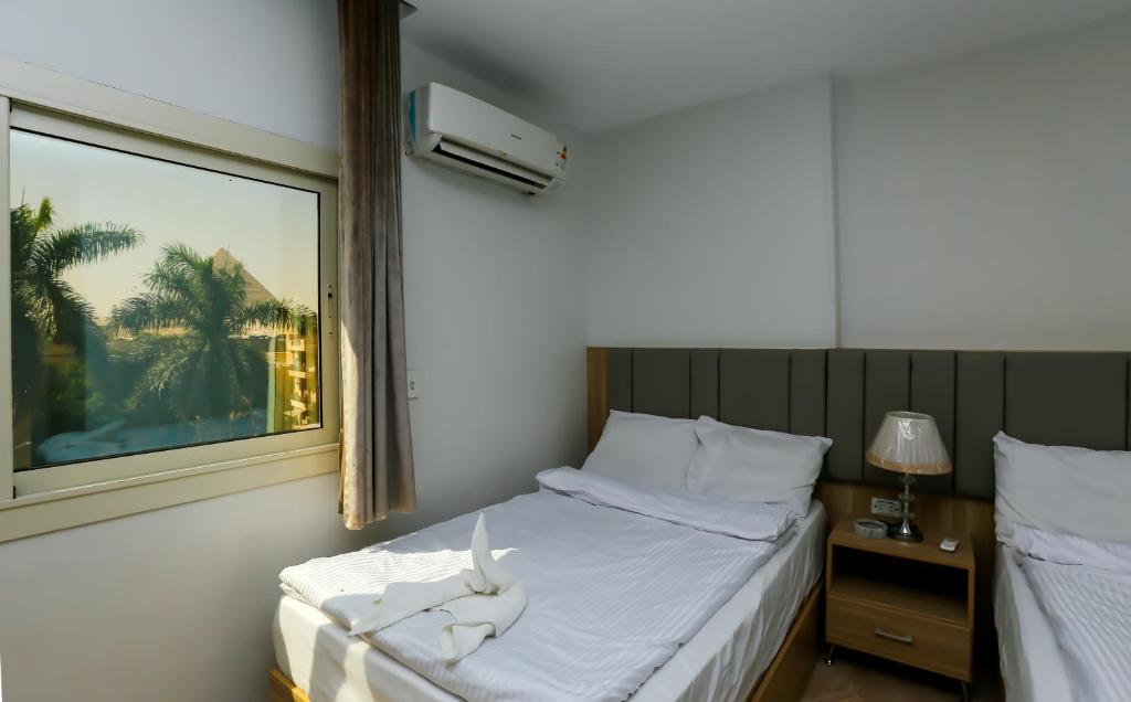 Postel nebo postele na pokoji v ubytování Pyramids Express View Hotel