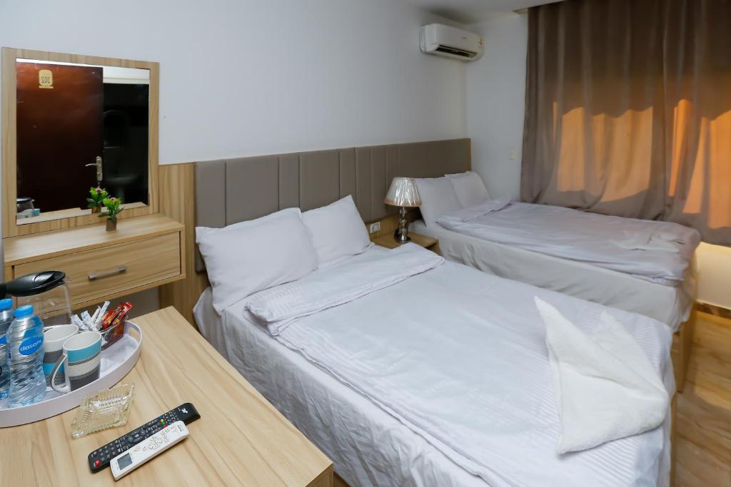 Postel nebo postele na pokoji v ubytování Pyramids Express View Hotel