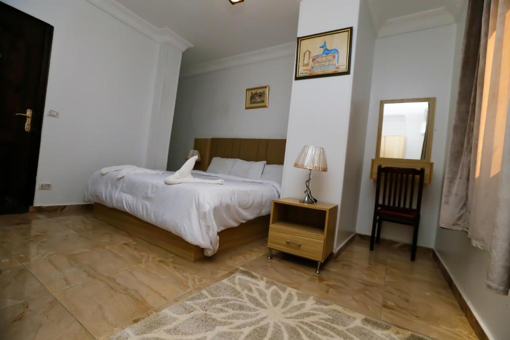 Postel nebo postele na pokoji v ubytování Pyramids Express View Hotel