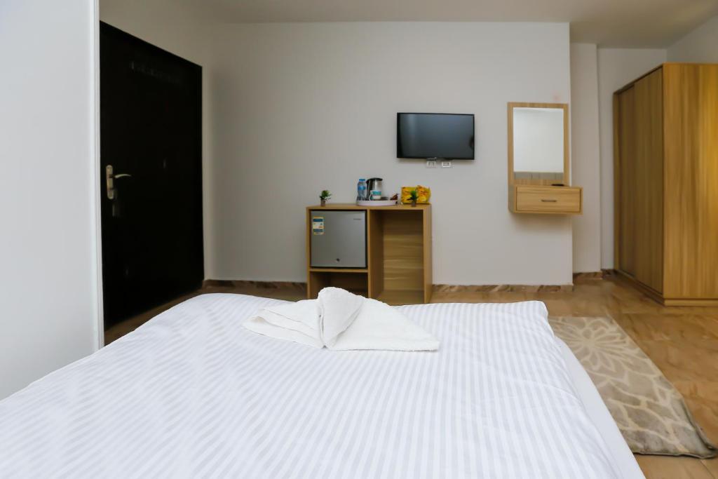 Postel nebo postele na pokoji v ubytování Pyramids Express View Hotel