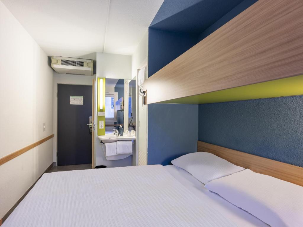 Postel nebo postele na pokoji v ubytování B&B HOTEL Saarbrücken-Ost