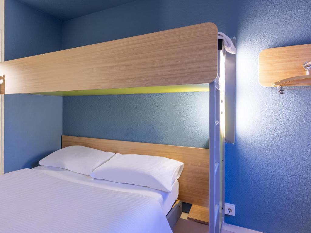 Postel nebo postele na pokoji v ubytování B&B HOTEL Saarbrücken-Ost