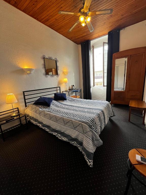 Postel nebo postele na pokoji v ubytování Nouvel Hotel