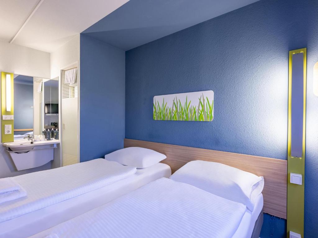 Postel nebo postele na pokoji v ubytování B&B HOTEL Saarbrücken-Ost