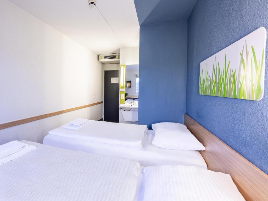 Postel nebo postele na pokoji v ubytování B&B HOTEL Saarbrücken-Ost
