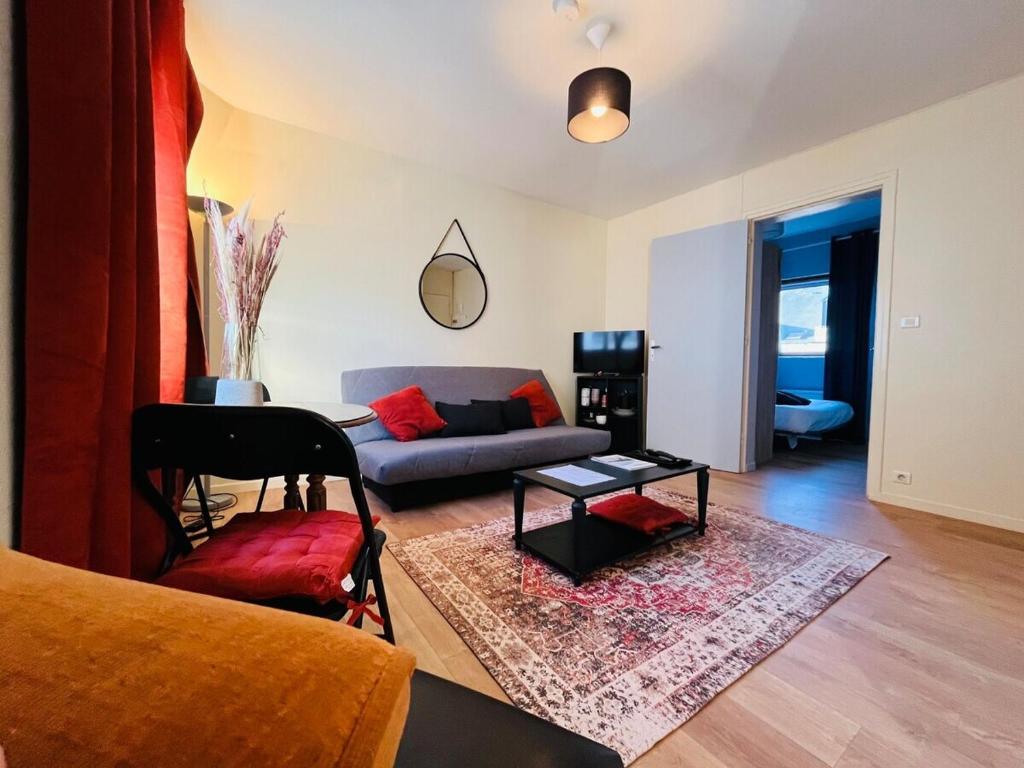 un salon avec un canapé et une table dans l'établissement Casa Maillé, à Angers