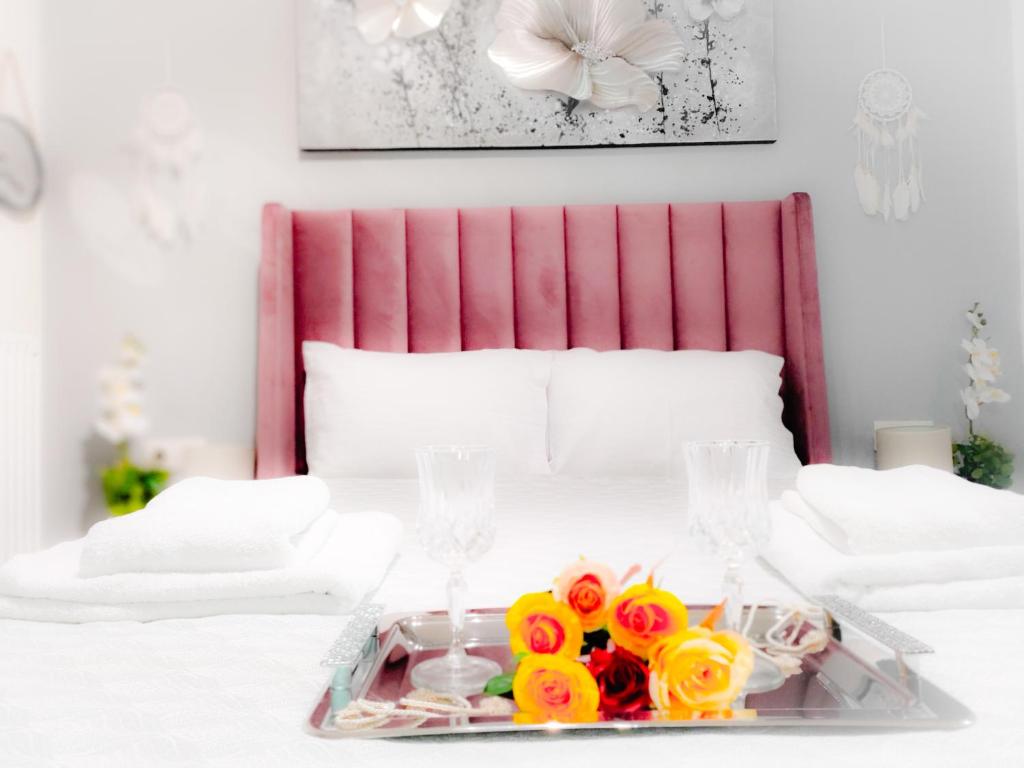 Postel nebo postele na pokoji v ubytování MYTHOS HOUSE LUXURY APARTMENt!!