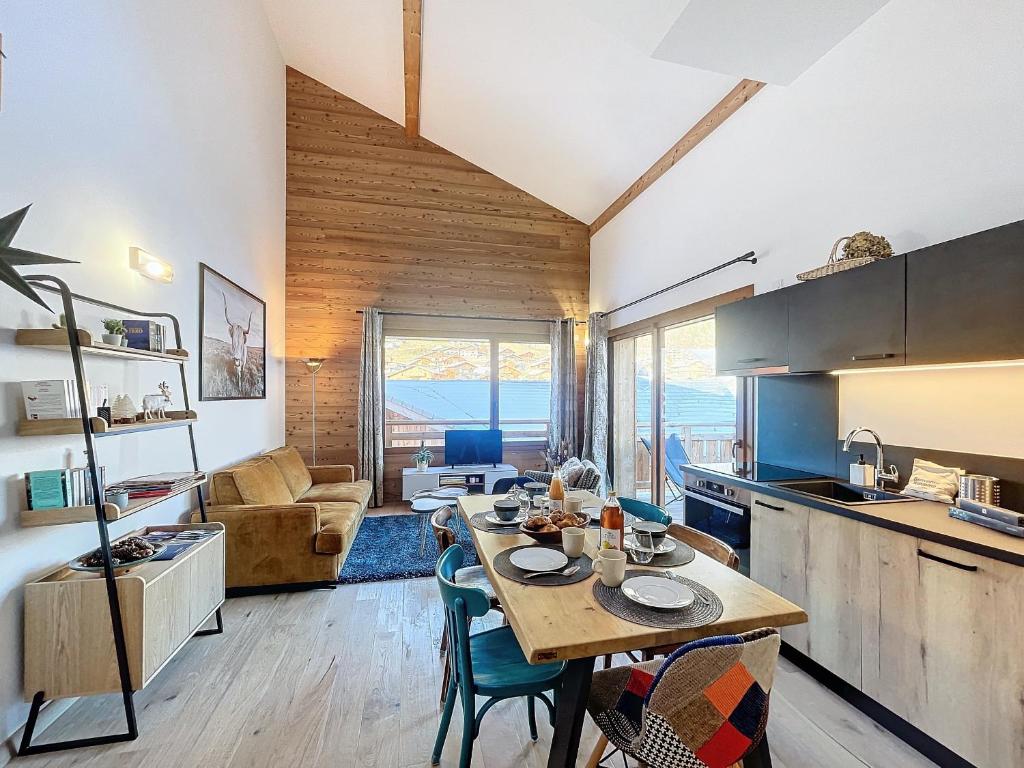une cuisine et un salon avec une table dans une pièce dans l'établissement Dahoma - Morzine - secteur Planet, à Morzine