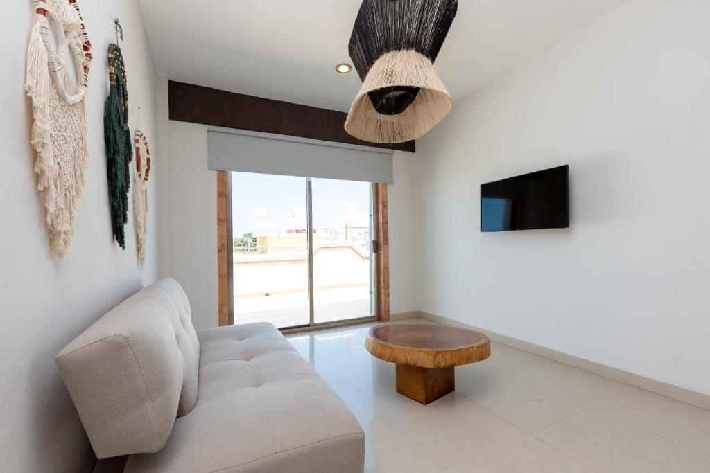 Uma TV ou centro de entretenimento em Hotel Kinich
