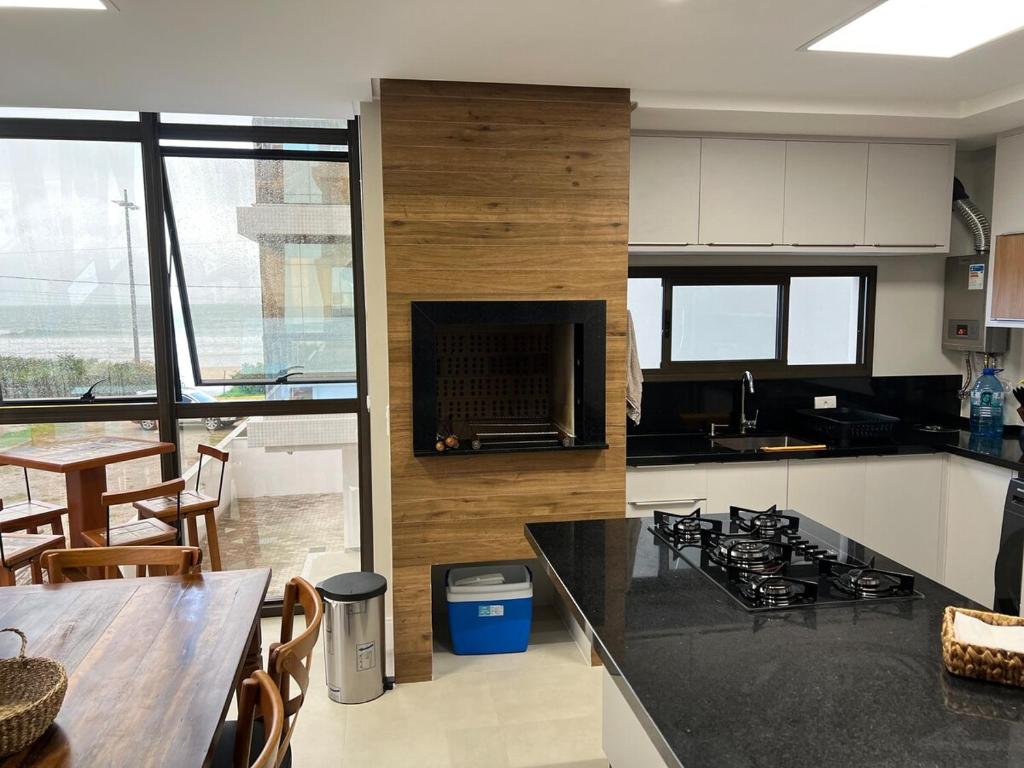Η κουζίνα ή μικρή κουζίνα στο Apartamento Pé na Areia