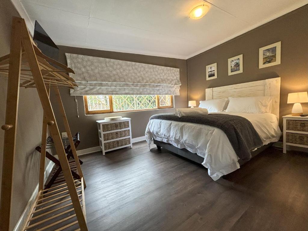 ein Schlafzimmer mit einem Bett und einer Leiter darin in der Unterkunft Heartstone's Rest Cottage in Fouriesburg