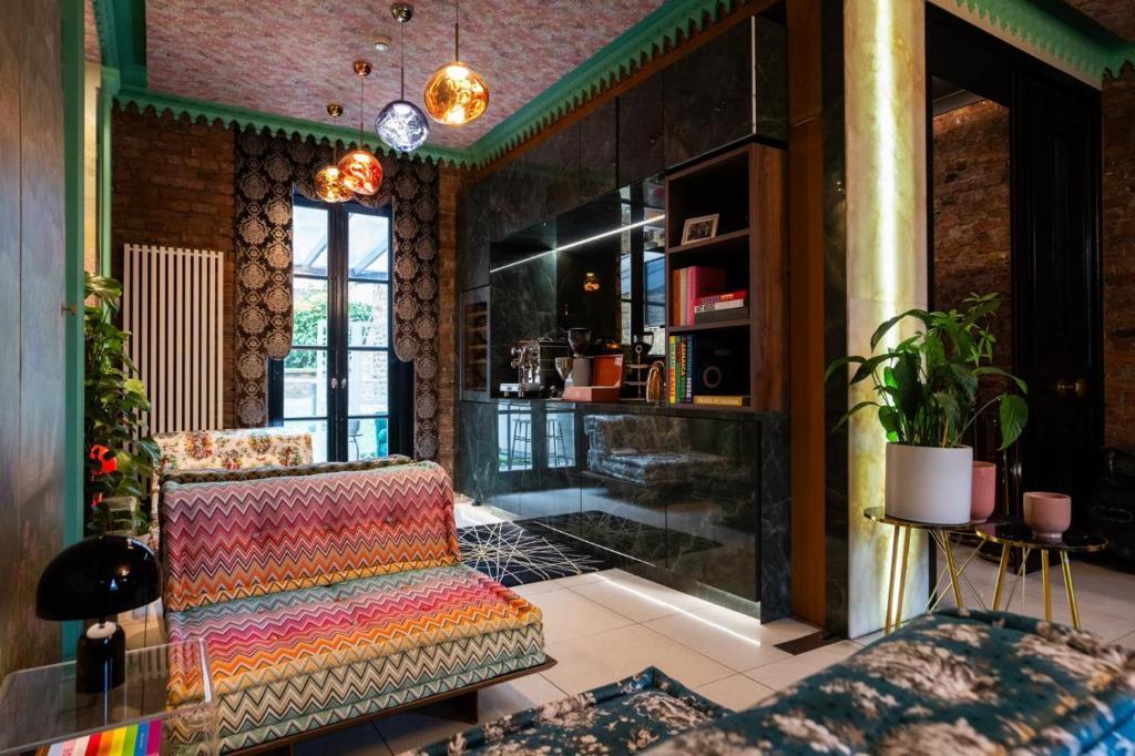 Posezení v ubytování The Melville Hotel by Rokxy- Kings Cross