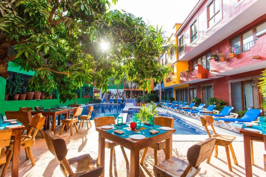 Πισίνα στο ή κοντά στο 2 Deluxe 2BR Suites only 2' Walk from the Beach