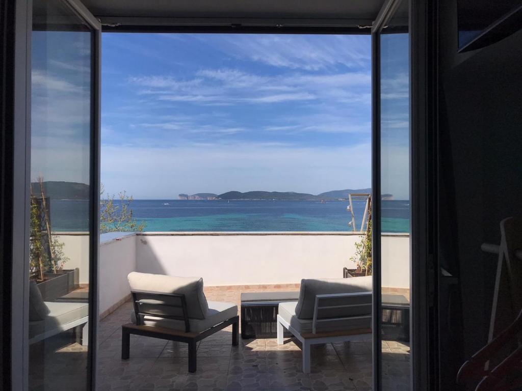 salon z widokiem na ocean w obiekcie Giosuero Beach w mieście Alghero