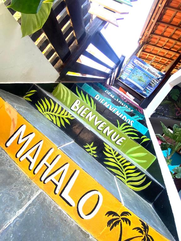 Mahalo Hostelに飾ってある許可証、賞状、看板またはその他の書類