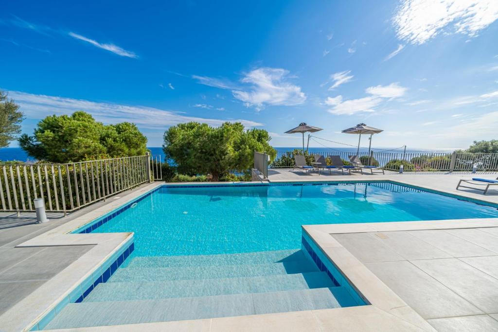 Una piscina con agua azul en un patio. en Villa Niki with swimming pool, en Cefalonia
