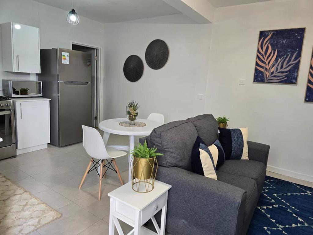 ロドニー・ベイ村にあるCozy & Cute Beach Apt Rodney Bayのソファとテーブルのあるリビングルーム