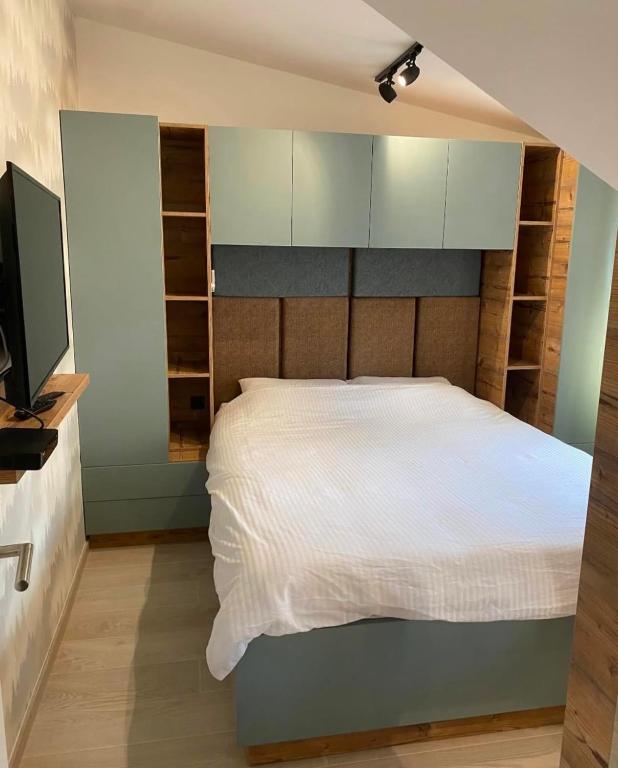 Postel nebo postele na pokoji v ubytování Apartmani Srna Milmari