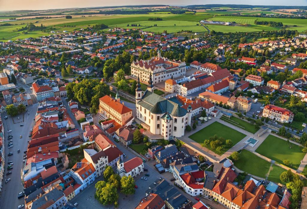 Nespecifikovaný výhled na destinaci Litomyšl nebo výhled na město při pohledu z hotelu