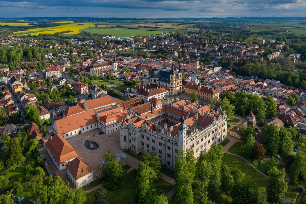 Nespecifikovaný výhled na destinaci Litomyšl nebo výhled na město při pohledu z hotelu