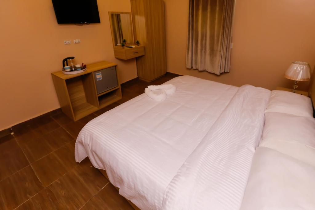 Postel nebo postele na pokoji v ubytování Pyramids Express View Hotel