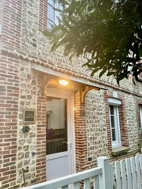 Το κτήριο όπου στεγάζεται  η παραθεριστική κατοικία