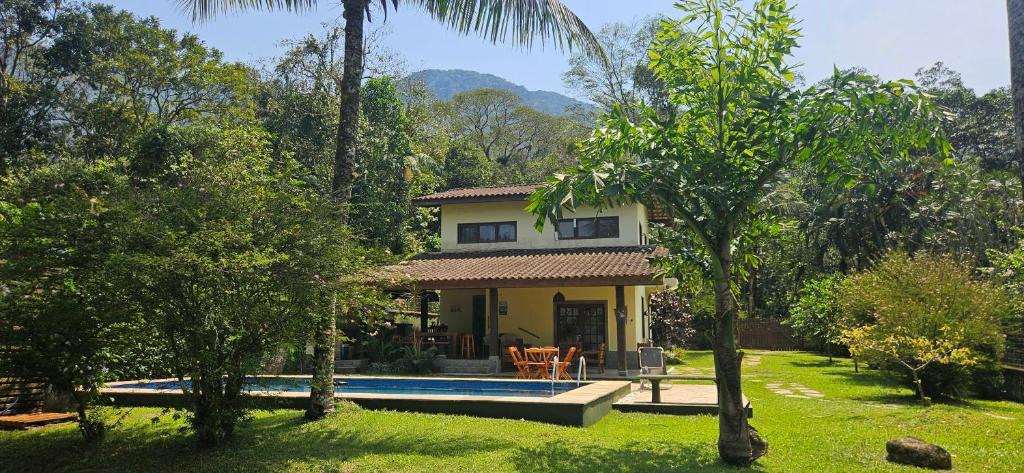 A piscina localizada em Casa da Josie em Maresias com piscina no pé da Mata Atlântica - 4 quartos ou nos arredores