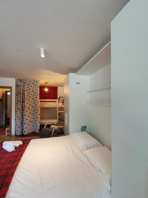 A bed or beds in a room at Monolocale nuovo sulla pista da sci in montagna