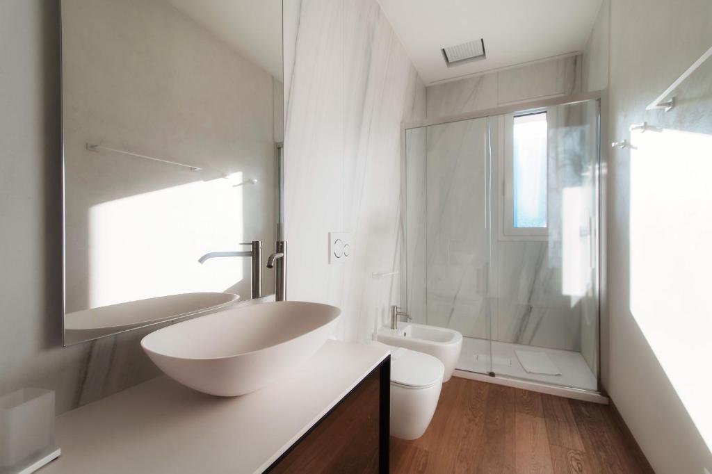 Unique Gandria Attic by Quokka 360 - Elegant Lake View Apartment - Resim 41