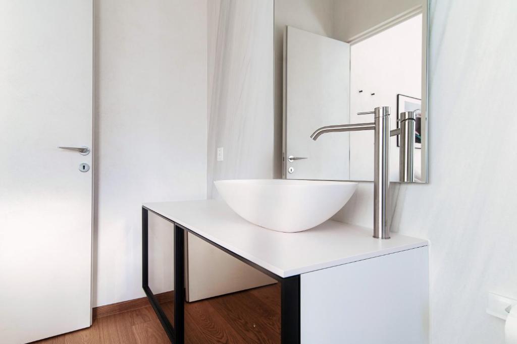 Unique Gandria Attic by Quokka 360 - Elegant Lake View Apartment - Resim 43