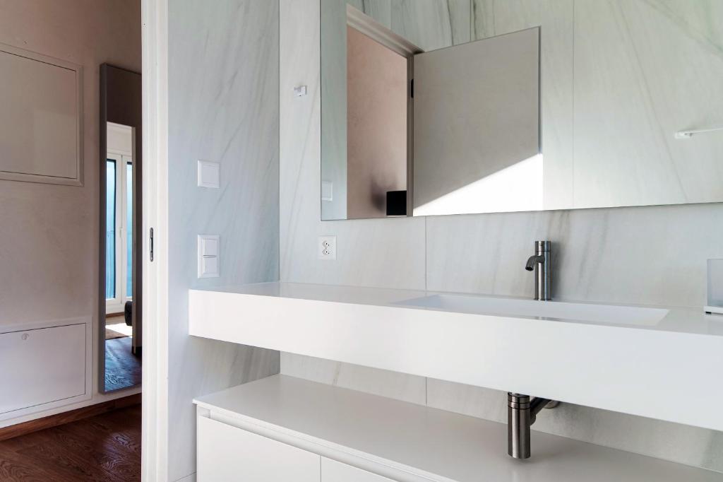 Unique Gandria Attic by Quokka 360 - Elegant Lake View Apartment - Resim 39