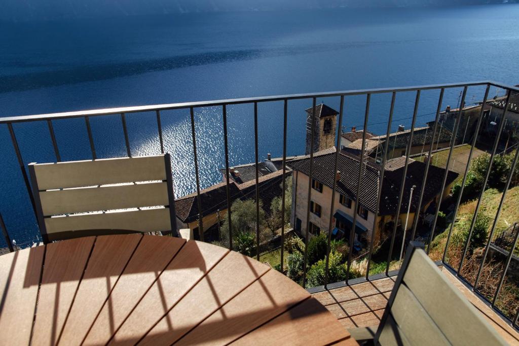 Unique Gandria Attic by Quokka 360 - Elegant Lake View Apartment - Resim 27