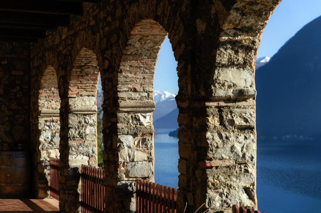 Unique Gandria Attic by Quokka 360 - Elegant Lake View Apartment - Resim 18