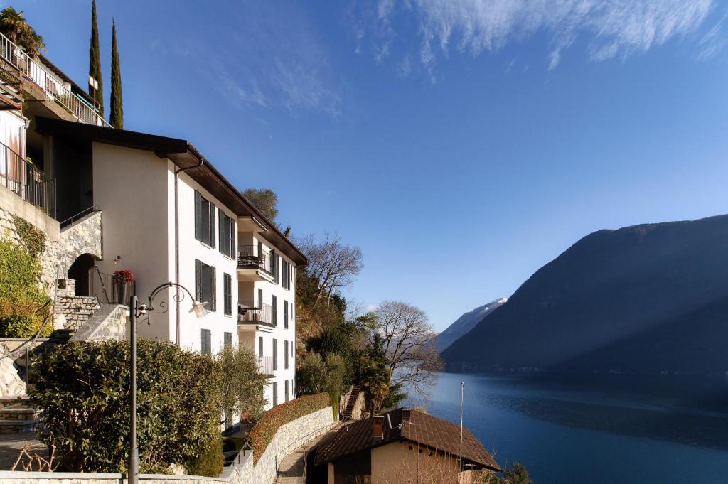 Unique Gandria Attic by Quokka 360 - Elegant Lake View Apartment - Resim 14