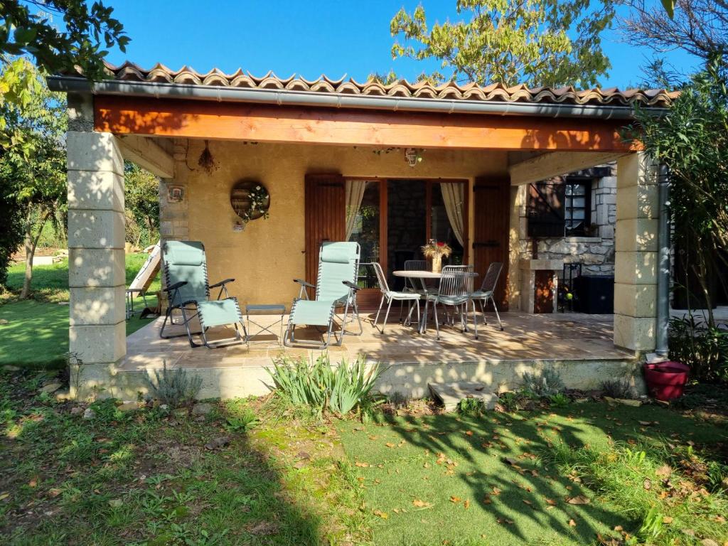 un patio avec une table et des chaises dessus dans l'établissement Maison en pleine nature, à Saint-Christol-de-Rodières