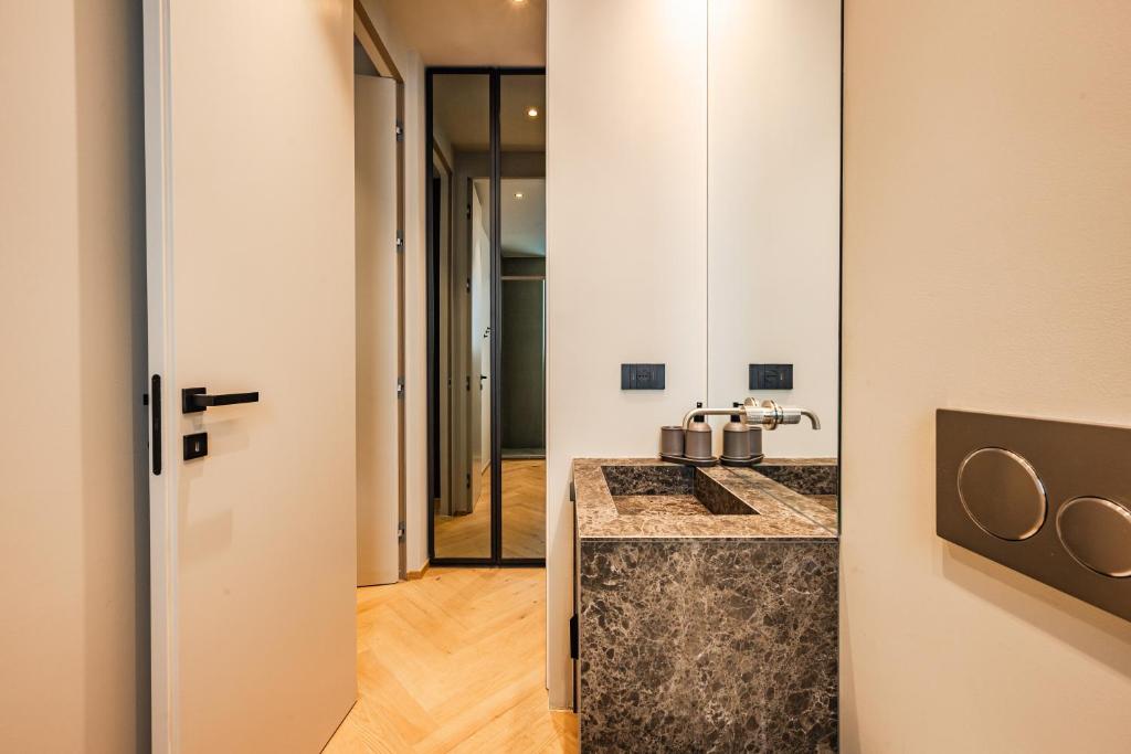 Foto dalla galleria di Luxury Suite with View Steps from the Duomo a Milano