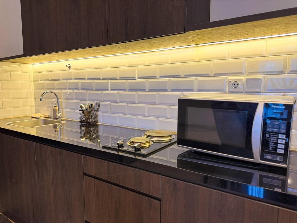 Dapur atau dapur kecil di Apt Sudirman Suite 3BR With Infinity Pool & Netflix by Damaresa