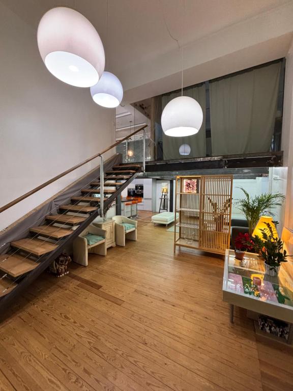 un hall avec un escalier et deux lumières dans l'établissement Grand Duplex Rosella Hightower, à Cannes